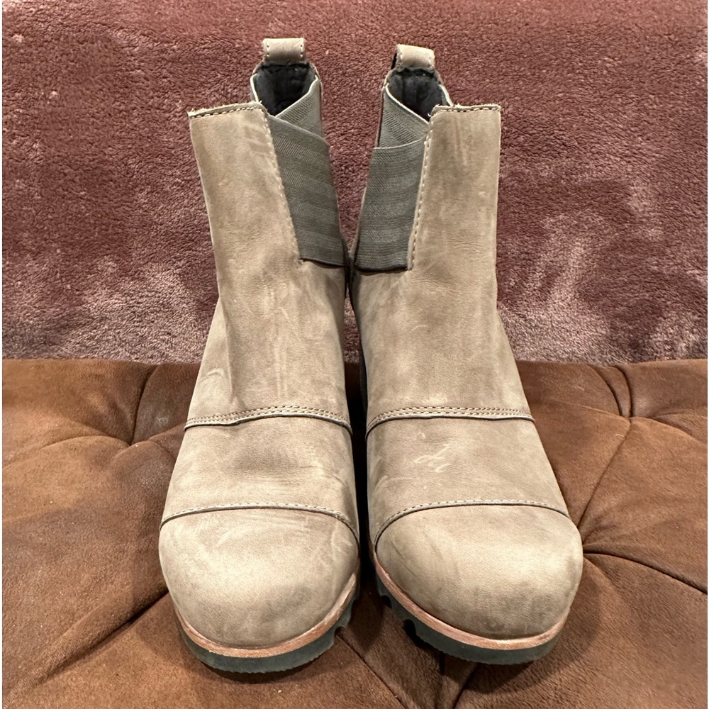 Never worn Sorel Chelsea boot